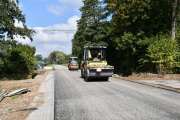 Układanie nawierzchni bitumicznej na drodze powiatowej w miejscowości Pstroszyce Drugie
